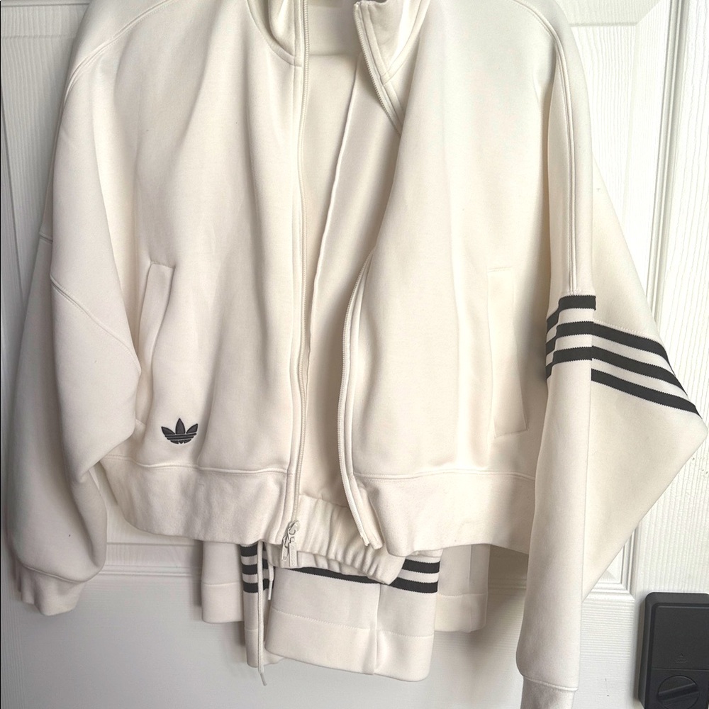 It’s a set that I purchased separately for $100 each . So my sell price is firm